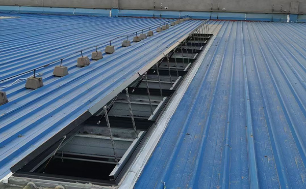 某城市大型商业综合体中庭舟曲排烟窗工程